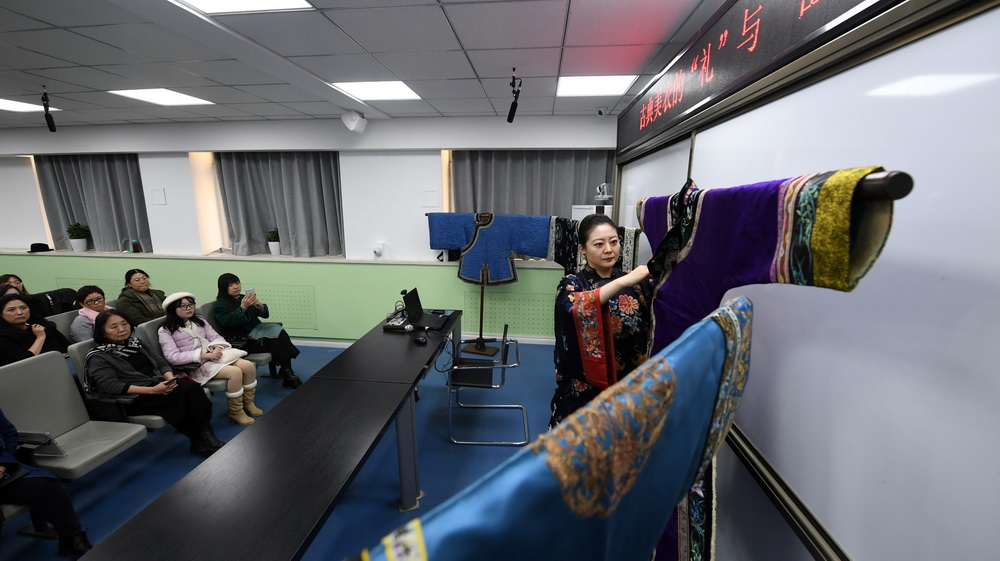古典美衣进校园 组图:古典美衣进校园