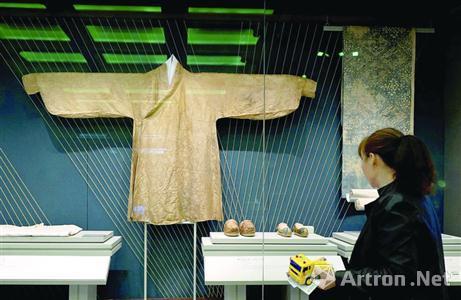 历史博物馆展陈1100余件文物 老上海故事摸出