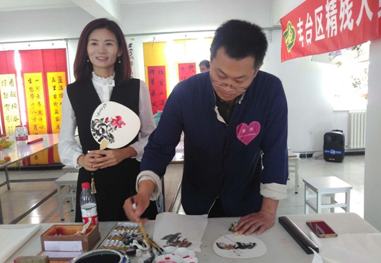 著名书画艺术家、心画书法张奇为精残人员送关