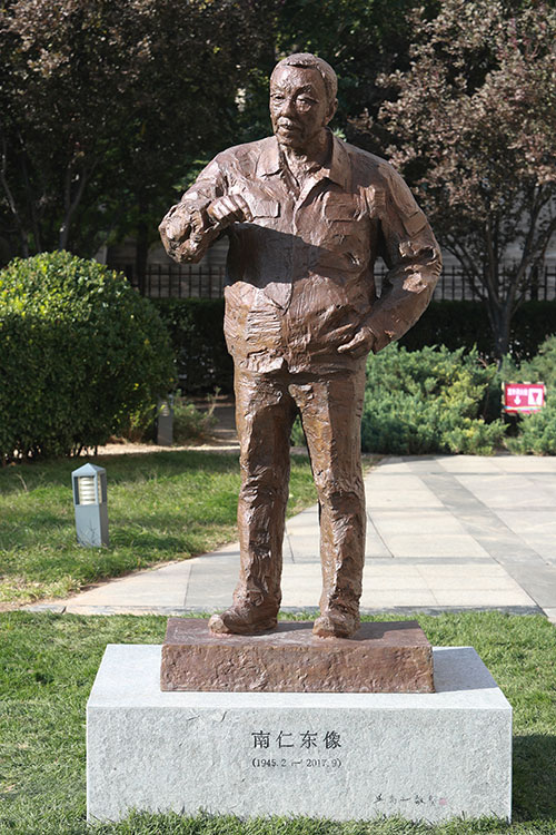 吴为山塑《南仁东》像，高2米，青铜铸造，2018年，现矗立于中国科学院