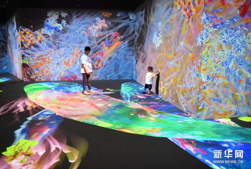 西安：科技艺术展上的多彩体验