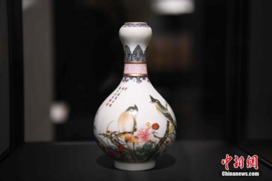 图为展览中展示的一件中国清朝乾隆时期瓷器。 <a target='_blank' data-cke-saved-href='http://www.chinanews.com/' href='http://www.chinanews.com/'><p align=