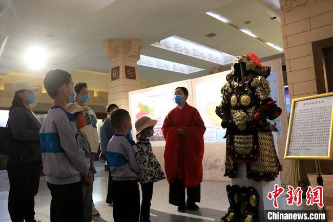 首个复原“唐朝明光铠”亮相敦煌：融古今众多工艺合力打造