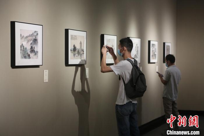 胡根天的画作吸引观众拍照 广东美术馆 供图