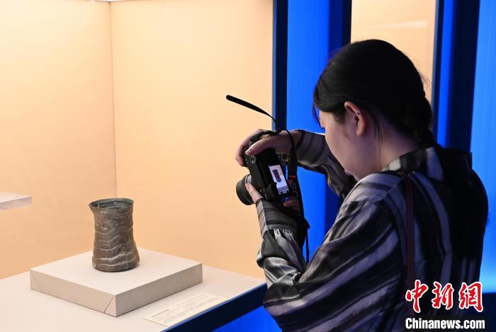 成都：“灿烂的记忆：亚洲文明古国金属艺术展”引游人