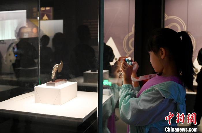 成都：“灿烂的记忆：亚洲文明古国金属艺术展”引游人