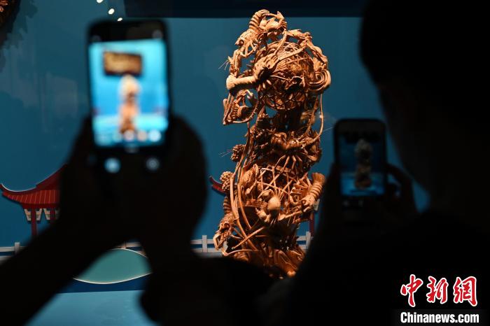 上海、广东两地240余件雕刻类工艺美术精品在穗展出
