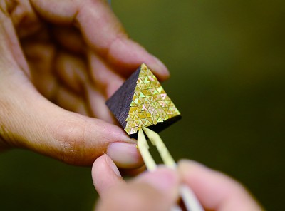 大漆髹巧饰 古艺焕新辉——传统漆艺在当代首饰设计中的应用