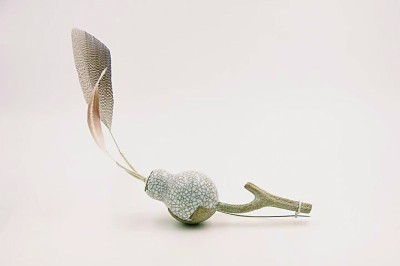 大漆髹巧饰 古艺焕新辉——传统漆艺在当代首饰设计中的应用