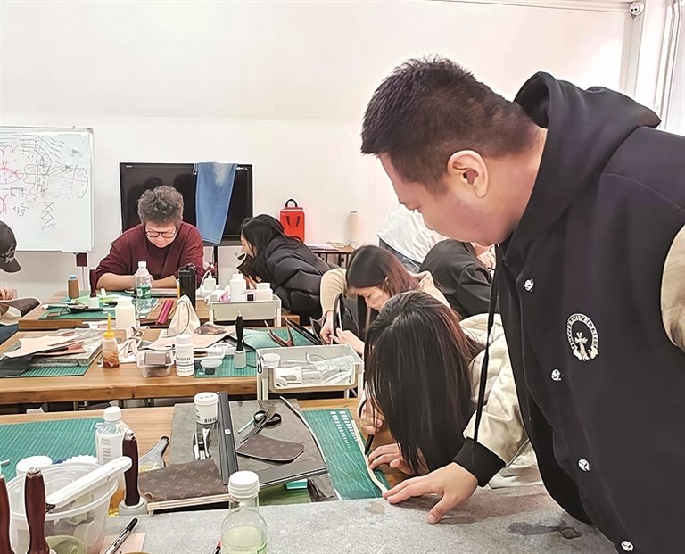 旅顺皮雕:一刀一刻凝匠心 旅顺皮雕:一刀一刻凝匠心