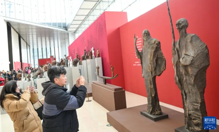 吴为山:如何建设新时代的中华美学? 2026年2月6日,观众用手机拍摄参展作品《超越时空的对话——达·芬奇与齐白石》。新华社记者 陈晔华摄
