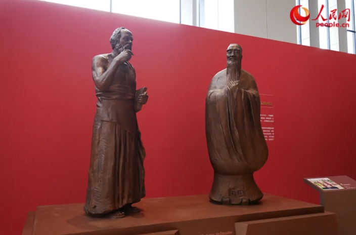 吴为山:如何建设新时代的中华美学? 《神遇——孔子与苏格拉底的对话》。人民网记者 韦衍行摄