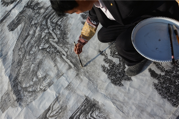 乡村教师创作百米长卷国画《中华雄风》正式亮相