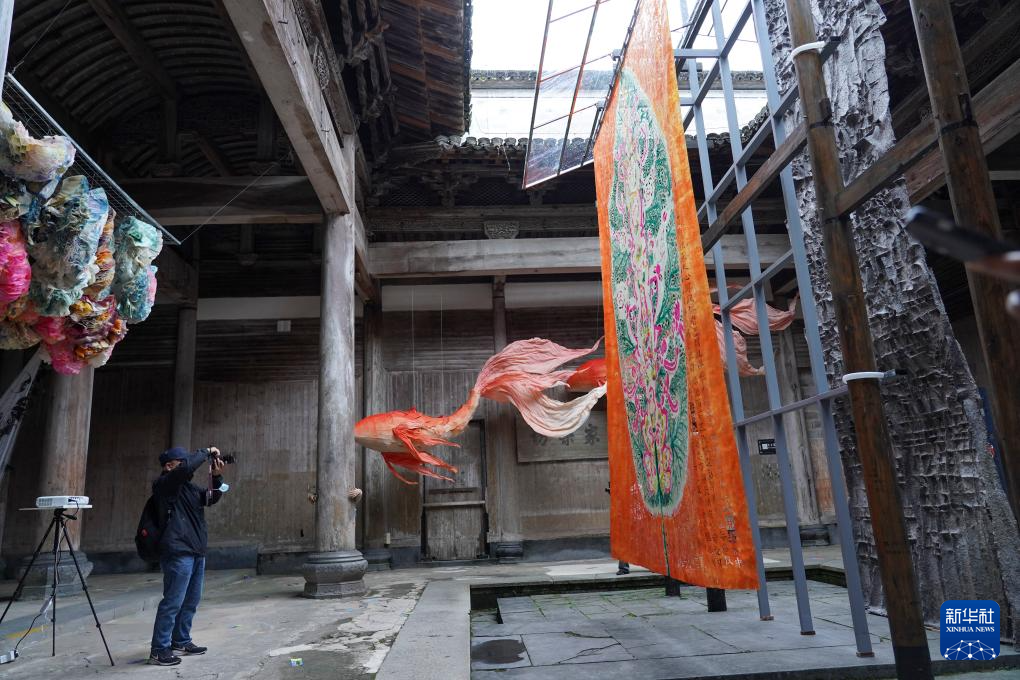 安徽黄山：古祠堂里的纸工艺展